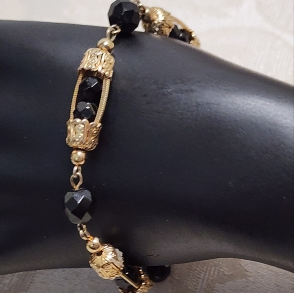 VINTAGE ART DECO BRACELET BLACK FACETED GLASS BEADS, GOLD FILIGREE CAGE LINKS - Picture 1 of 7